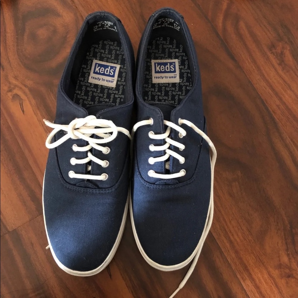 Women’s size 10 blue keds
